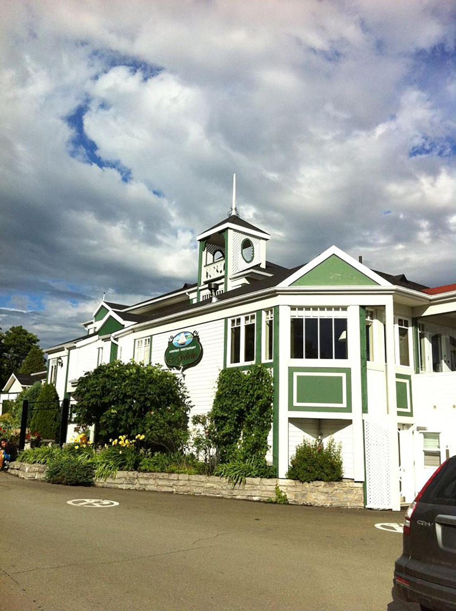 Goeliche Hotel Et Appartement Saint-Laurent-de-l'ile d'Orleans Exterior foto