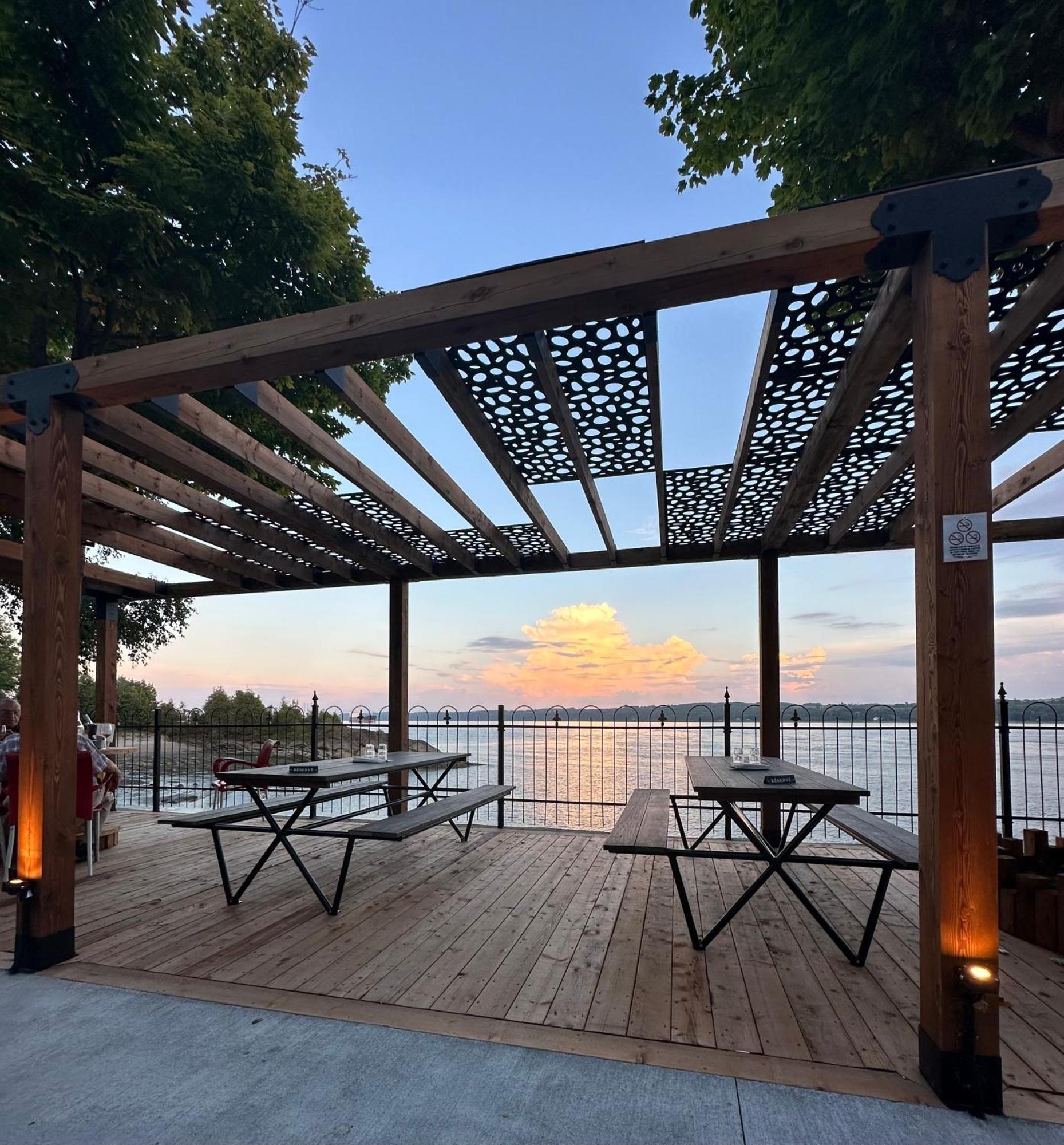 Goeliche Hotel Et Appartement Saint-Laurent-de-l'ile d'Orleans Exterior foto